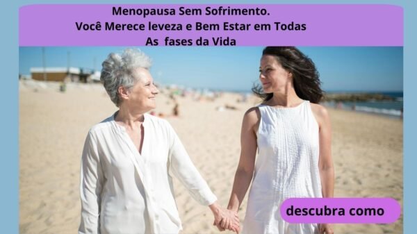 duas mulheres andando na praia,