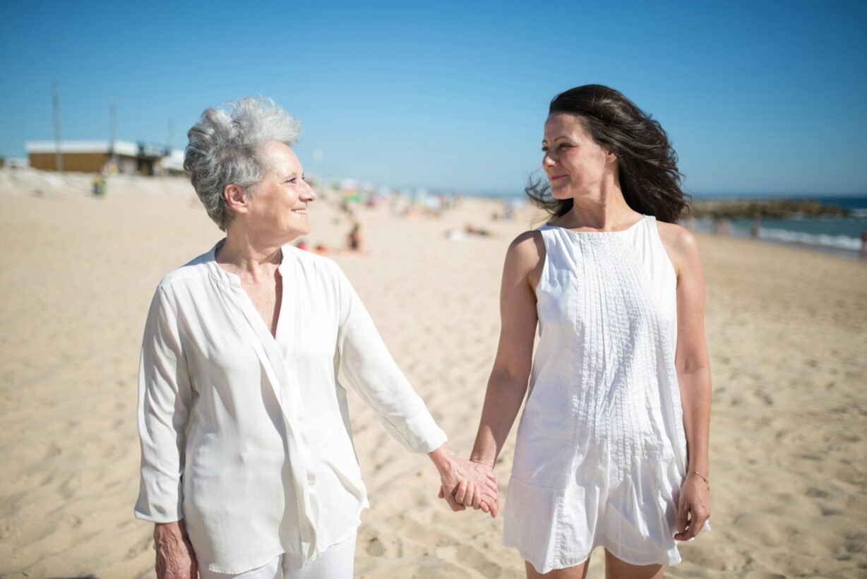 Mulheres sorrindo na praia aproveitando o bem-estar proporcionado pelo Amora Miúra +Vit.